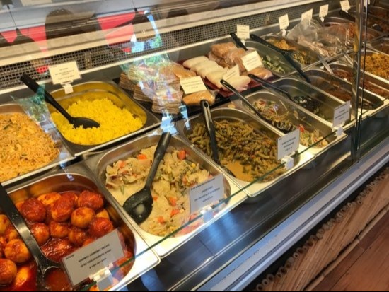 sambal goreng telor,sayur lodèh, sambal goreng bontjis, tumis taugé, nasi goreng, nasi kuning, spekkoek, maiskoekje, lemper, kiprisolles, atjar ketimun