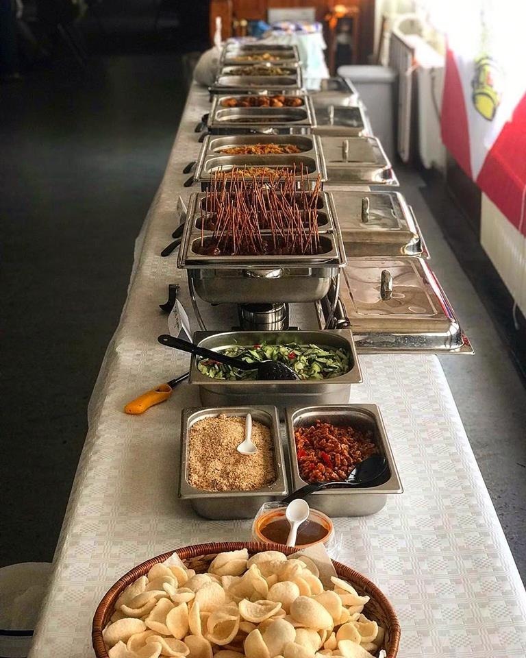 krupuk, sambal goreng, serundèng, sambal goreng tempé kering, atjar ketimun, saté bai, saté ayam