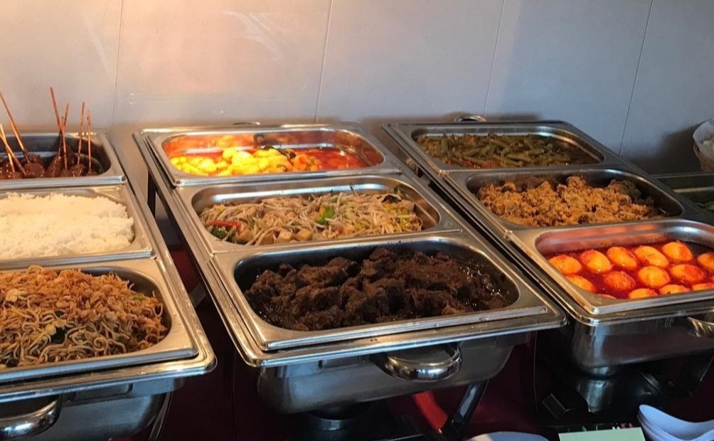 saté ayam, tumis courgette, sambal goreng bontjis, witte rijst, tumis taugé, sambal goreng tempé kering, bami goreng, daging semoor, sambal goreng telor