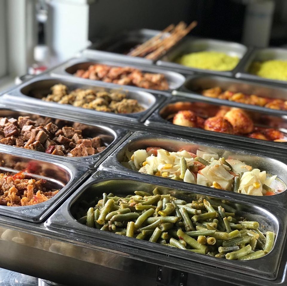 sambal goreng bontjis, sambal goreng tempé kering, tumis sawi, tahu-tempé ketjap, sambal goreng telor, daging rendang, sambal goreng udang peté, ayam ketjap, saté ayam, nasi kuning