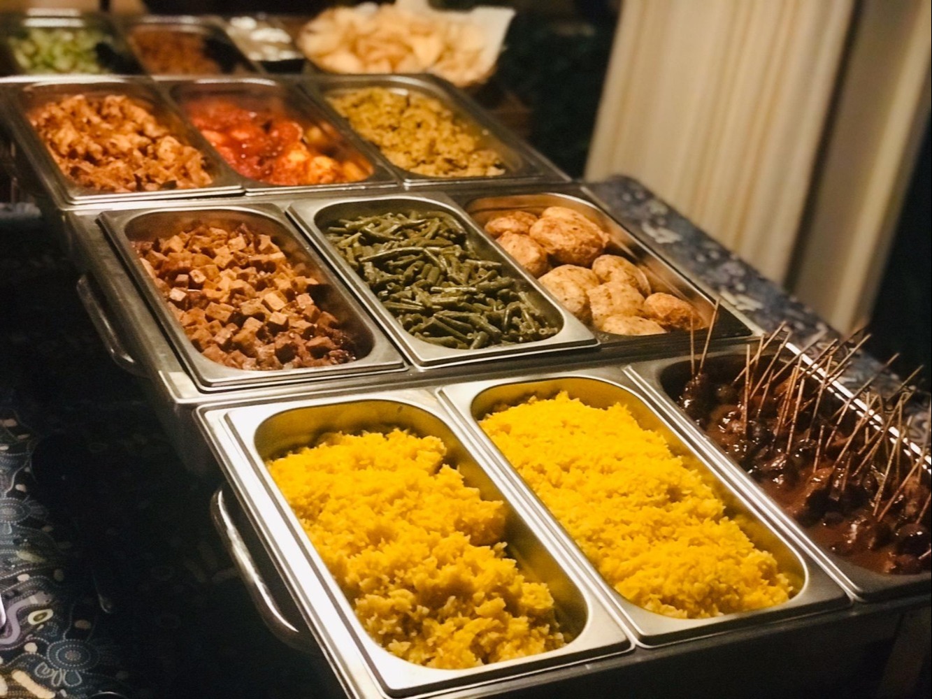 nasi kuning, saté ayam, tahu-tempé ketjap, sambal goreng bontjis, frikadel Jawa, ayam ritja ritja, sambal goreng telor,daging rendang